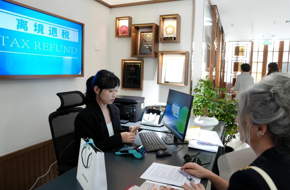 新华视点丨外国游客“在华扫货”热：“带空箱子到中国！”(图2)