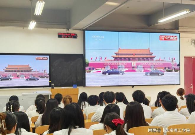 环境学院组织观看中国人民抗日暨世界反法西斯胜利80周年直播(图2)