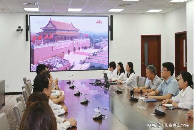 环境学院组织观看中国人民抗日暨世界反法西斯胜利80周年直播(图3)