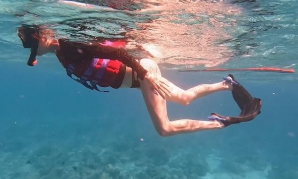 关晓彤浮潜好长的腿网友：从没见过这么长的腿！(图12)