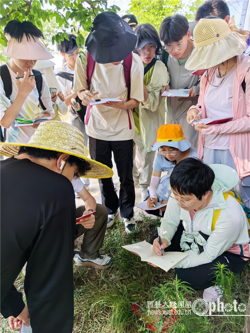 地质与环境学院赴翠华山实习现场看望慰问师生